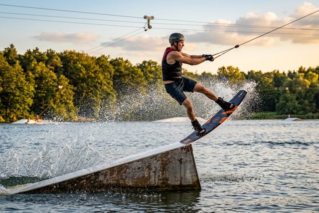 Rider de wakeboard au moment du décollage sur un kicker